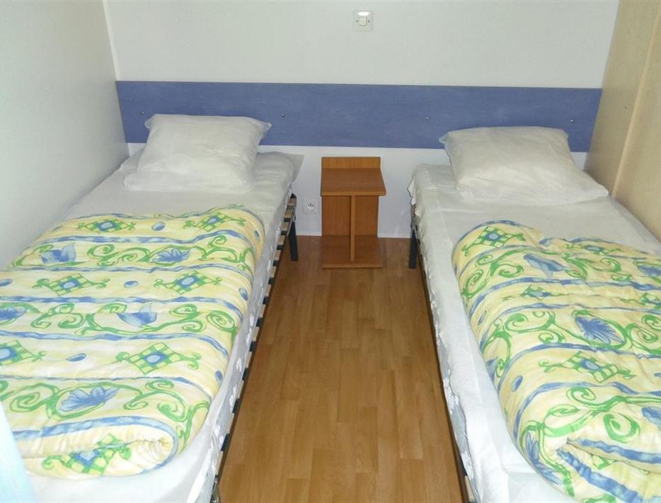 chambre avec 2 lits simples du camping de la motte à Quend 