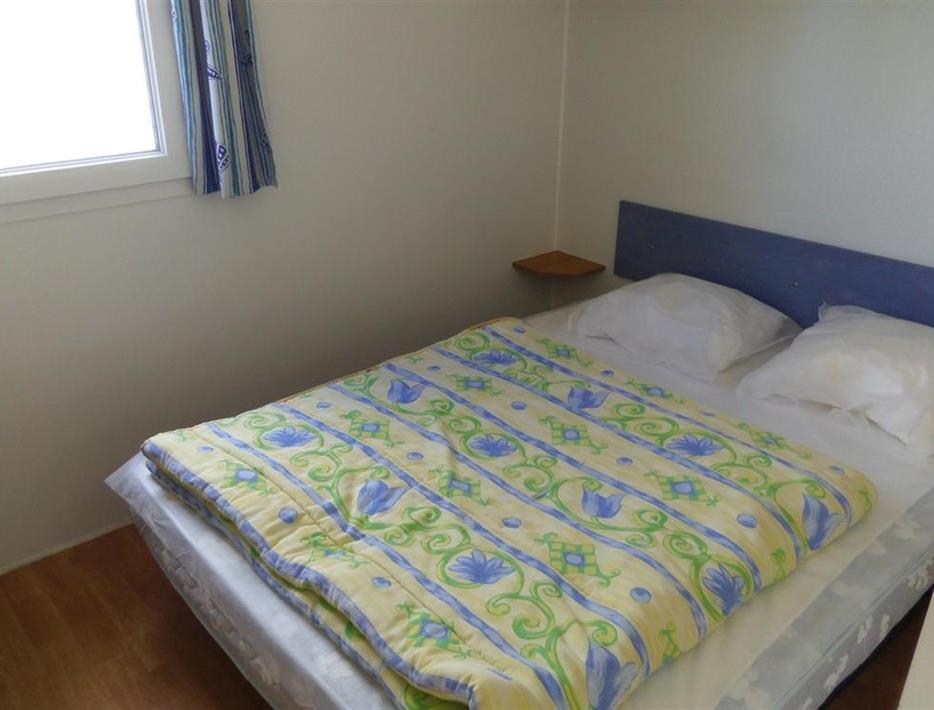 chambre avec lit double du camping de la motte à Quend 
